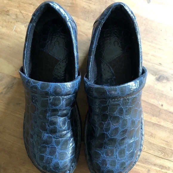 BOC ( Born) woman’s Navy snakeskin comfort clogs - Picture 2 of 7
